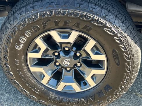 Used 2023 Toyota Tacoma TRD Off-Road w/ Advanced Technology Package AWD/4WD image 17