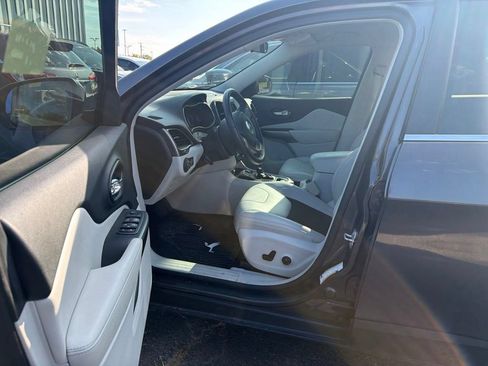 Used 2020 Jeep Cherokee Latitude Plus FWD image 9