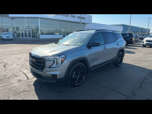 Used 2023 GMC Terrain SLE w/ Driver Convenience Package image 4