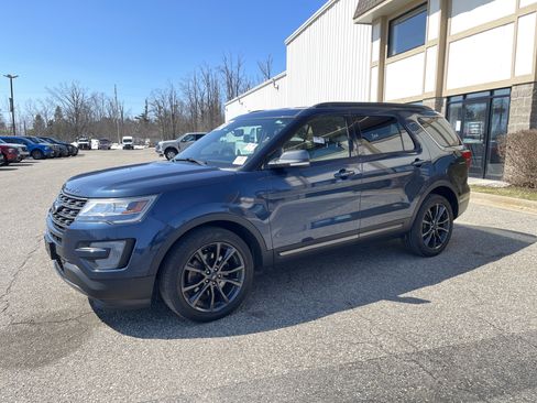 Used 2017 Ford Explorer XLT w/ XLT Appearance Package image 8