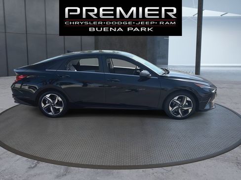 Used 2022 Hyundai Elantra Limited FWD image 9