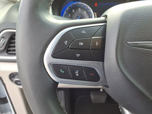 Used 2024 Chrysler Pacifica Touring-L image 23