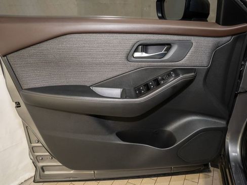 Used 2022 Nissan Rogue SV image 11