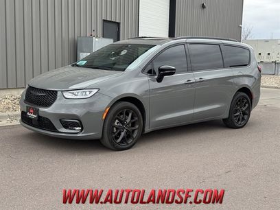 Used 2023 Chrysler Pacifica Limited w/ S Appearance Package
