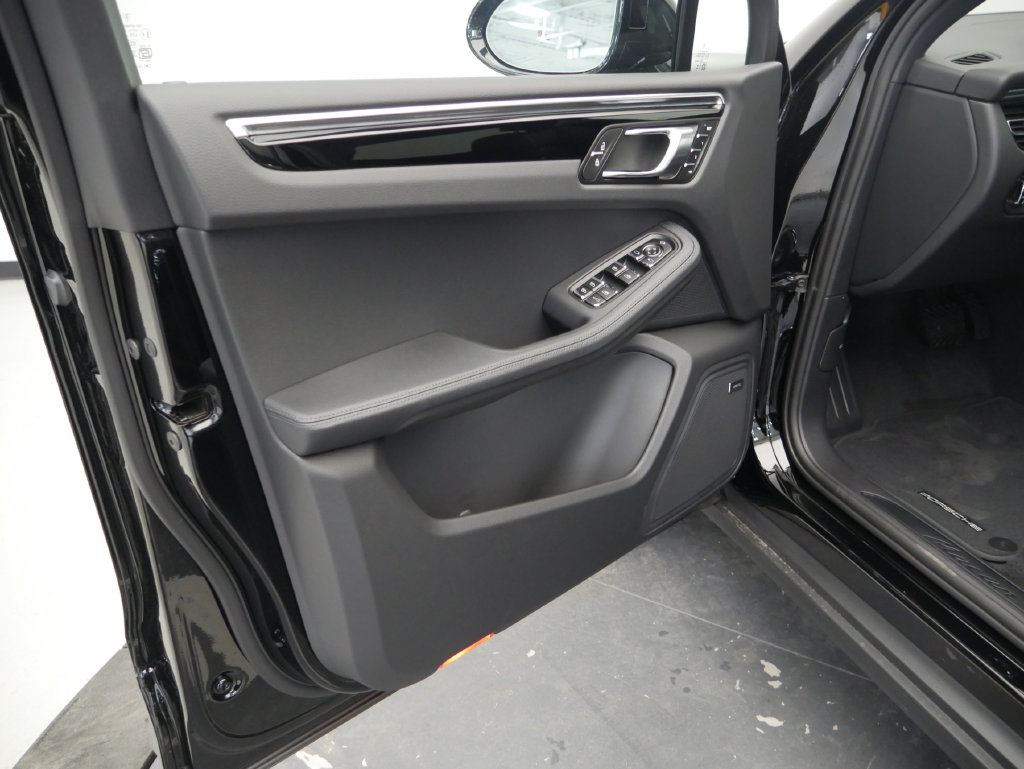 Certified 2026 Porsche Macan AWD/4WD image 17