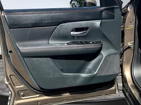Used 2025 Nissan Kicks SR FWD image 19