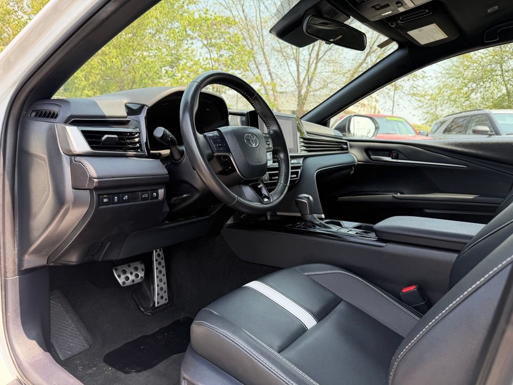 Used 2025 Toyota Camry SE FWD image 9