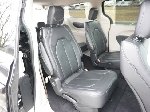 Used 2022 Chrysler Pacifica Touring-L image 19