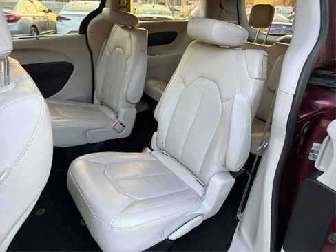 Used 2017 Chrysler Pacifica Touring-L w/ Tire & Wheel Group image 33