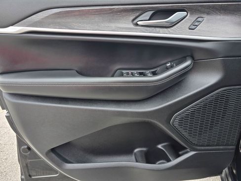 Used 2025 Jeep Grand Cherokee L Limited w/ Luxury Tech Group II AWD/4WD image 11