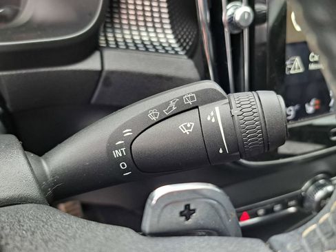 Used 2020 Volvo XC40 T5 R-Design image 9