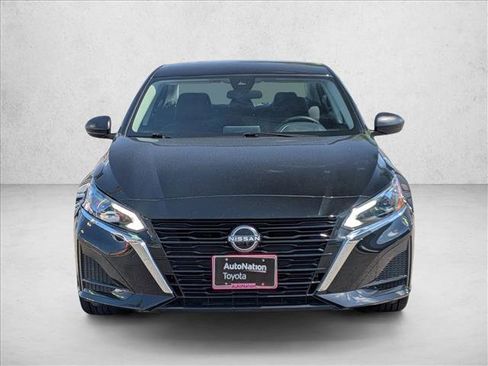 Used 2025 Nissan Altima 2.5 SV FWD image 2