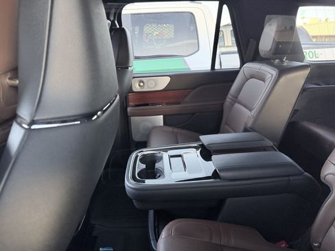 Used 2024 Lincoln Navigator Reserve AWD/4WD image 4