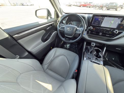 Used 2022 Toyota Highlander Platinum image 29