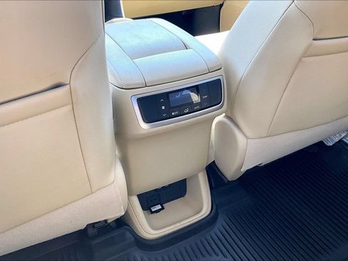 Used 2018 Toyota Highlander XLE AWD/4WD image 34