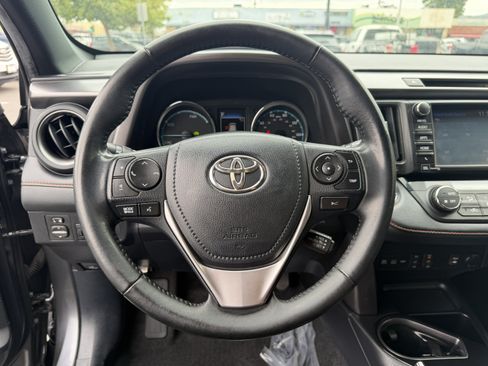 Used 2018 Toyota RAV4 SE AWD/4WD image 18