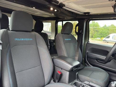 Used 2024 Jeep Wrangler Rubicon image 10