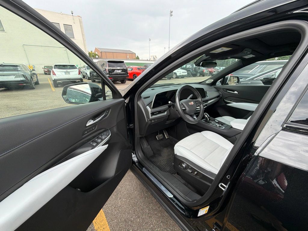 Used 2024 Cadillac XT4 Sport AWD/4WD image 9