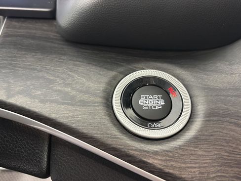 Used 2023 Jeep Grand Cherokee Limited image 28