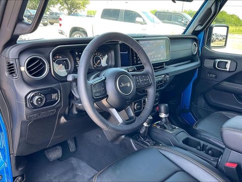 Used 2025 Jeep Gladiator Sport AWD/4WD image 14
