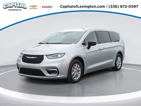 Used 2024 Chrysler Pacifica Touring-L image 1