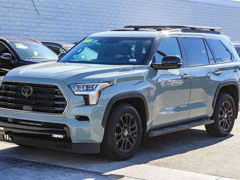 Used 2025 Toyota Sequoia Platinum image 3