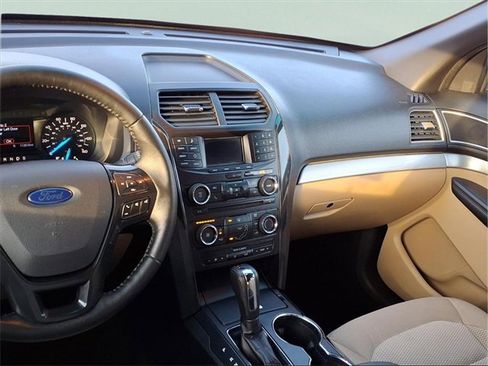 Used 2016 Ford Explorer XLT image 5