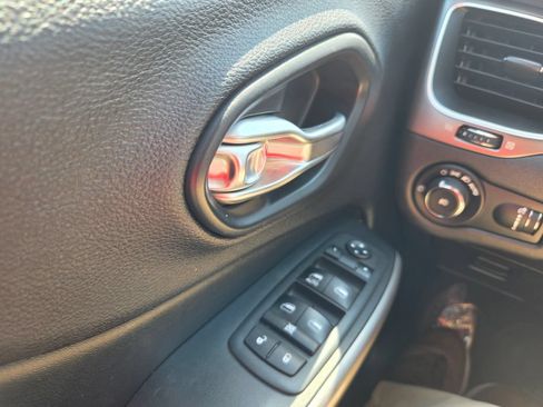 Used 2019 Jeep Cherokee Latitude w/ Popular Appearance Group AWD/4WD image 22