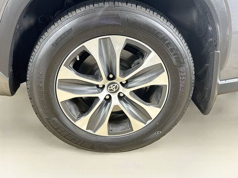 Used 2023 Toyota Highlander XLE image 26