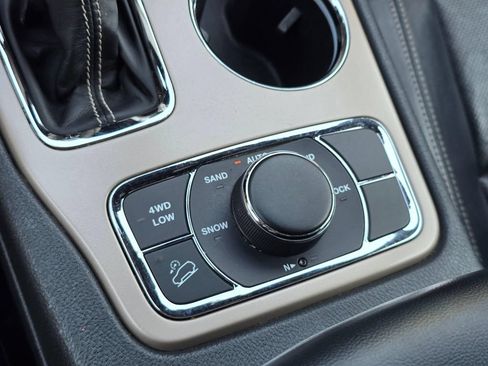 Used 2017 Jeep Grand Cherokee Limited w/ Luxury Group II AWD/4WD image 23