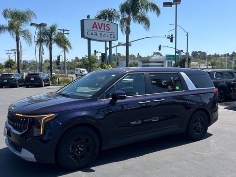 Used 2025 Kia Carnival image 1