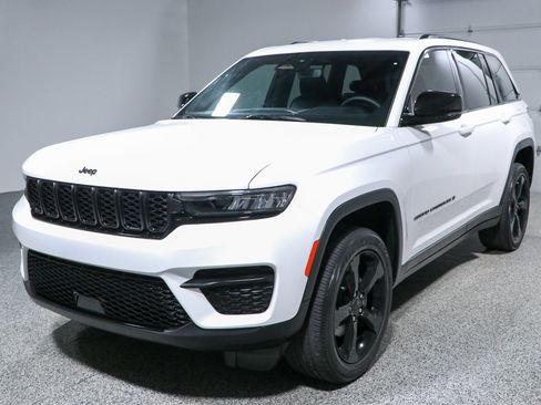 Used 2023 Jeep Grand Cherokee Altitude AWD/4WD image 30