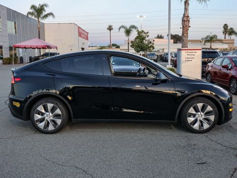Used 2022 Tesla Model Y Long Range image 3