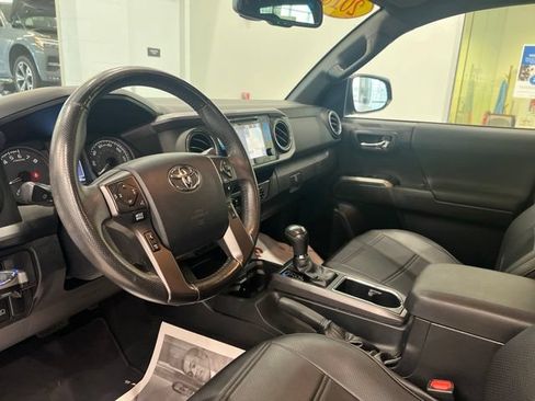 Used 2018 Toyota Tacoma TRD Off-Road w/ Technology Package AWD/4WD image 12