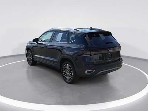 Used 2025 Volkswagen Taos SE w/ Panoramic Sunroof Package image 5