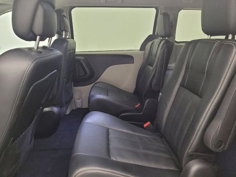 Used 2016 Chrysler Town & Country Touring image 18