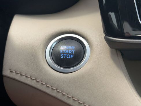 Used 2020 Toyota Highlander XLE image 25