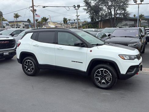 Used 2025 Jeep Compass Trailhawk AWD/4WD image 2