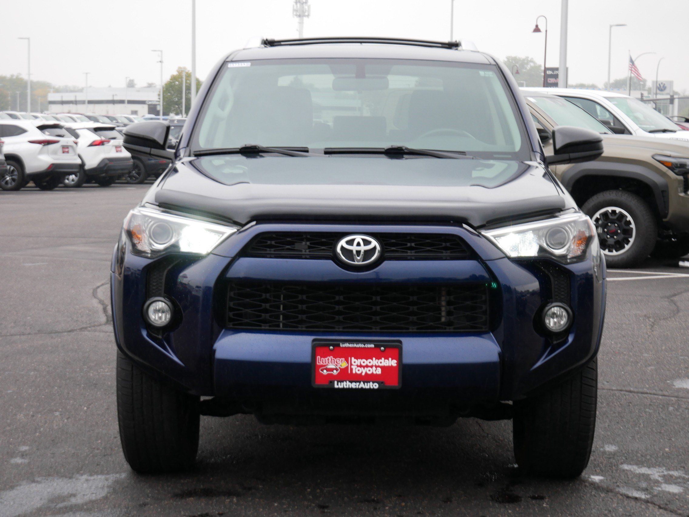 Used 2018 Toyota 4Runner SR5 w/ Convenience Package AWD/4WD image 2