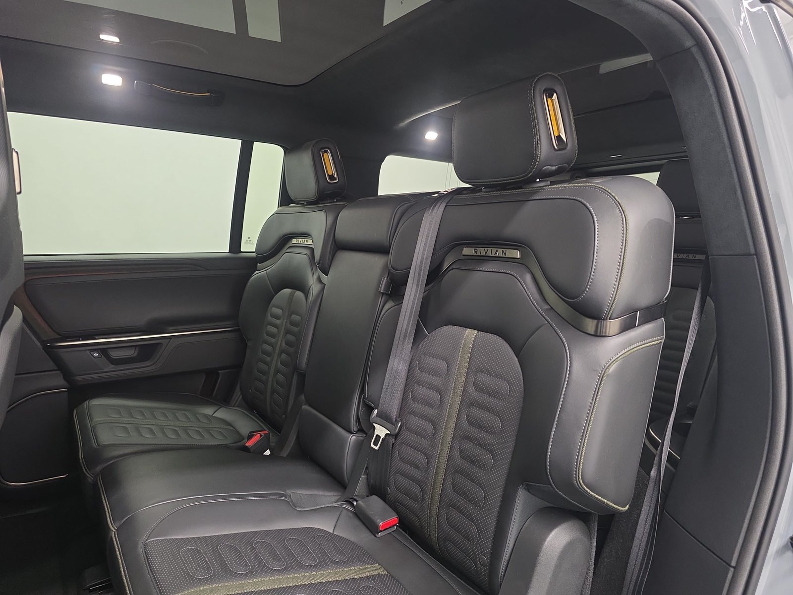 Used 2025 Rivian R1S Adventure Dual AWD/4WD image 21
