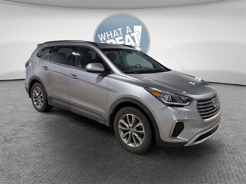 Used 2017 Hyundai Santa Fe SE image 1