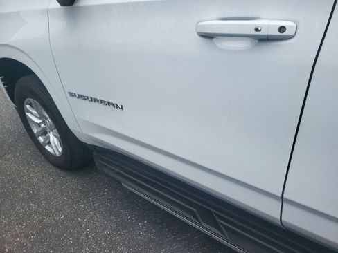Used 2024 Chevrolet Suburban LT w/ Luxury Package RWD image 7