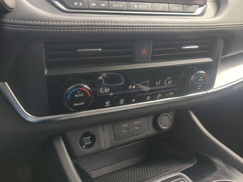 Used 2024 Nissan Rogue SV image 17