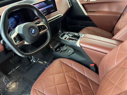 Used 2024 BMW iX xDrive50 w/ Premium Package AWD/4WD image 4