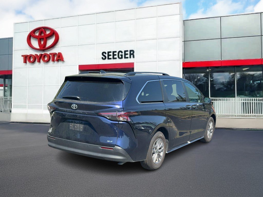 Used 2026 Toyota Sienna XLE FWD image 3