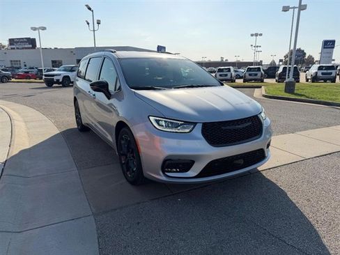New 2026 Chrysler Pacifica Select w/ S Appearance Package image 3