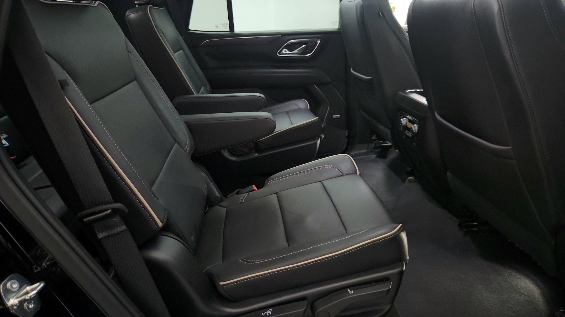 Used 2023 GMC Yukon SLT w/ SLT Premium Package AWD/4WD image 26