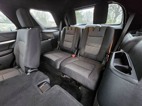 Used 2018 Ford Explorer XLT AWD/4WD image 16
