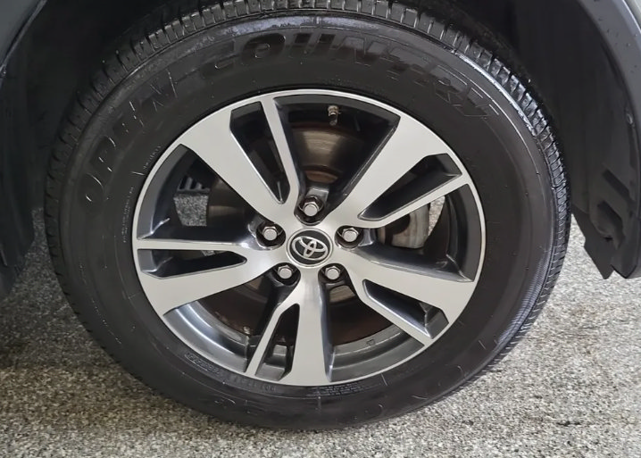 Used 2018 Toyota RAV4 XLE FWD image 4