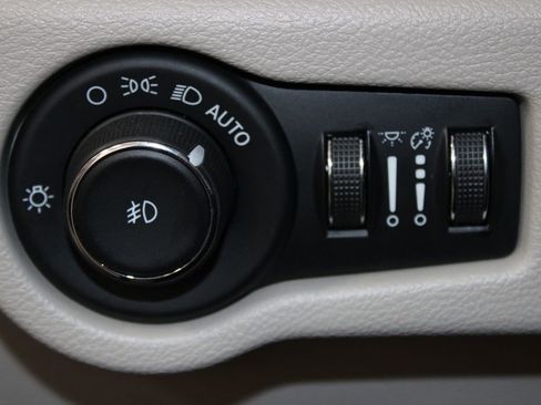 Used 2023 Chrysler Pacifica Touring-L FWD image 48